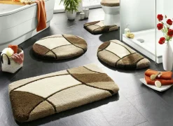 Badgarnitur mit aufwendiger Hoch-Tief-Struktur