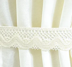 Übergardine mit aufgesetzter Häkelborte