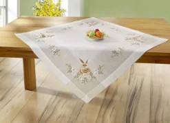 Bestickte Tisch- und Raumdekoration mit Osterhasen-Motiv