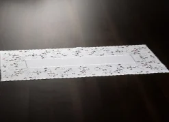 Bestickte Tisch- und Raumdekoration mit Blümchen-Bordüre