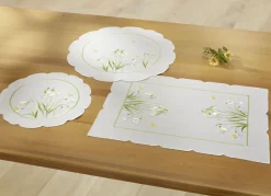 Bestickte Tisch- und Raumdekoration mit Schneeglöckchen-Dessin