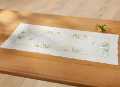 Bestickte Tisch- und Raumdekoration mit Schneeglöckchen-Dessin