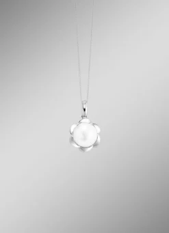 Blühende Eleganz – Anhänger aus Silber mit zauberhafter Perle