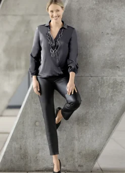 Bluse mit innenliegendem Druckknopf in 2 Farben