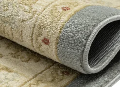 Brücke und Teppiche mit Orient-Optik