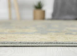 Brücke und Teppiche mit Orient-Optik