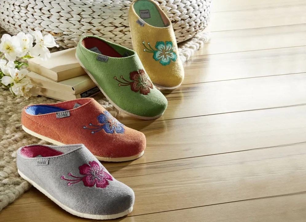 Damen-Hausschuh mit farblich abgestimmten Stickerei-Zierblume