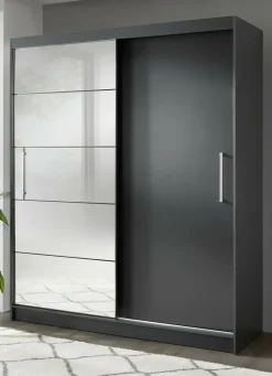 Durchdachter Schwebetürenschrank mit Spiegelfront