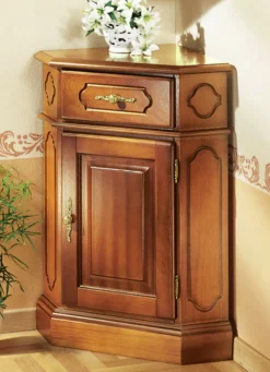 Eck-Kommode mit eleganten, goldfarbenen Metallgriffen