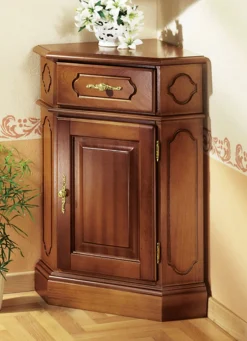 Eck-Kommode mit eleganten, goldfarbenen Metallgriffen