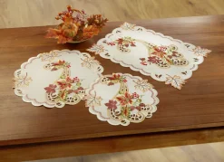 Farbenfroh bestickte Tisch- und Raumdekoration