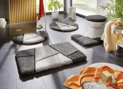 Farbenfrohe Badgarnitur mit rutschhemmender Rückseite