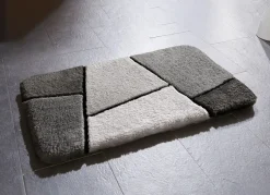 Farbenfrohe Badgarnitur mit rutschhemmender Rückseite