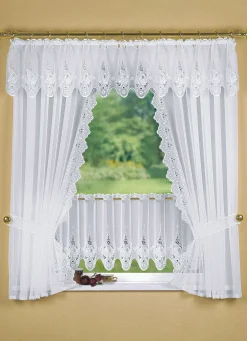 Fensterdekoration mit aufwendiger Plauener Stickerei