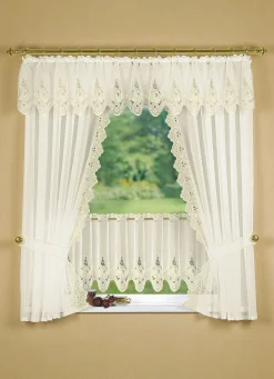 Fensterdekoration mit aufwendiger Plauener Stickerei