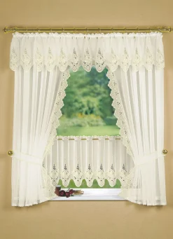 Fensterdekoration mit aufwendiger Plauener Stickerei