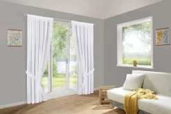 Fensterdekoration mit aufwendiger Plauener Stickerei