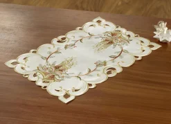 Festlich bestickte Tisch- und Raumdekoration