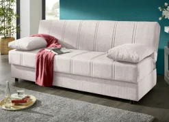 Frei im Raum aufstellbares Schlafsofa mit Dekokissen und Bettkasten
