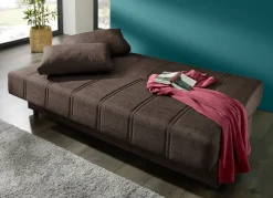 Frei im Raum aufstellbares Schlafsofa mit Dekokissen und Bettkasten
