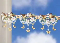 Frühlingshafte Stangendekoration aus Plauener Spitze