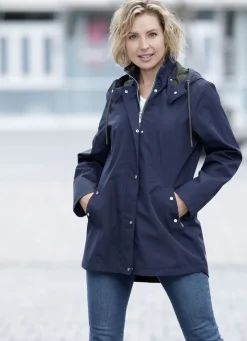 Funktionsjacke mit kleinem Regenschild an der abnehmbaren Kapuze