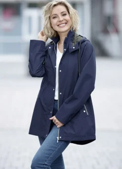 Funktionsjacke mit kleinem Regenschild an der abnehmbaren Kapuze