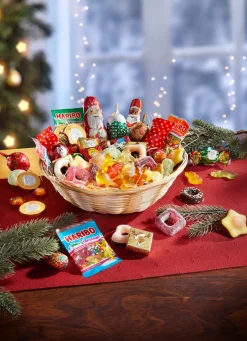 Gefülltes Weihnachtskörbchen mit alkoholfreien Leckereien
