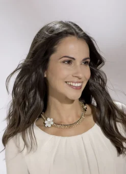 Goldfarbene Halskette mit Blüte