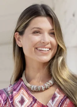 Halskette mit kleinen, farbigen Schmuckperlen