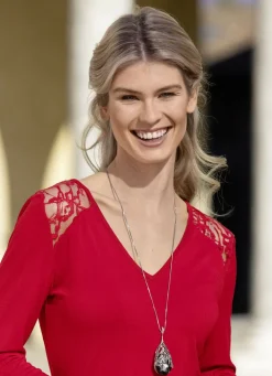 Halskette mit Tropfenanhänger