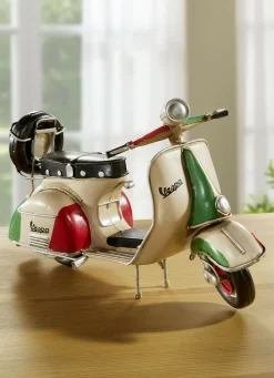 Handbemalter Vespa-Roller aus Blech