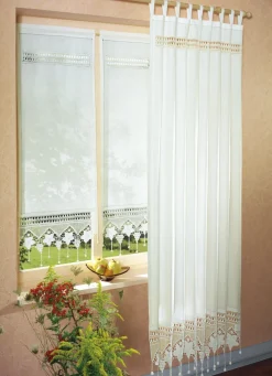 Handgefertigte Fensterdekoration im Landhaus-Stil