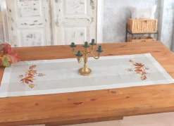 Hübsch bestickte Tisch- und Raumdekoration