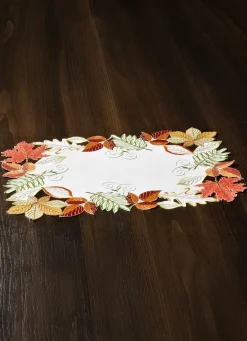 Herbstliche Tisch- und Raumdekoration mit Blattmotiven