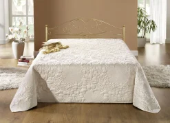 Hervorragend verarbeitete Tagesdecke und passende Kissenbezüge