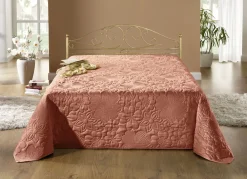 Hervorragend verarbeitete Tagesdecke und passende Kissenbezüge