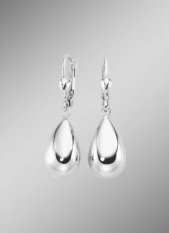 In klassischem Design gefertigte, glänzende Ohringe