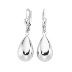 In klassischem Design gefertigte, glänzende Ohringe