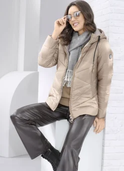 Jacke mit fester Kapuze