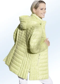 Jacke mit gesmoktem Rand an der abnehmbaren Kapuze