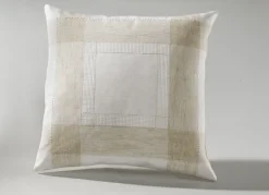 Klassische Tisch- und Raumdekoration mit Leinen