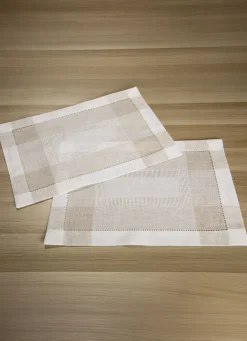 Klassische Tisch- und Raumdekoration mit Leinen