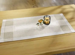 Klassische Tisch- und Raumdekoration mit Leinen