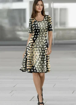 Kleid in schwingender Schlupfform