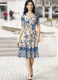 Kleid in schwingender Schlupfform