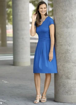 Kleid mit aparter Ausschnittlösung