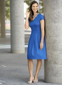 Kleid mit aparter Ausschnittlösung