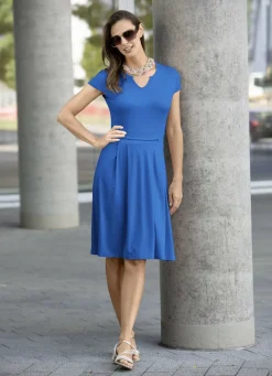 Kleid mit aparter Ausschnittlösung