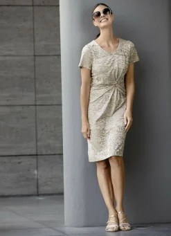 Kleid mit raffinierter Knotenoptik